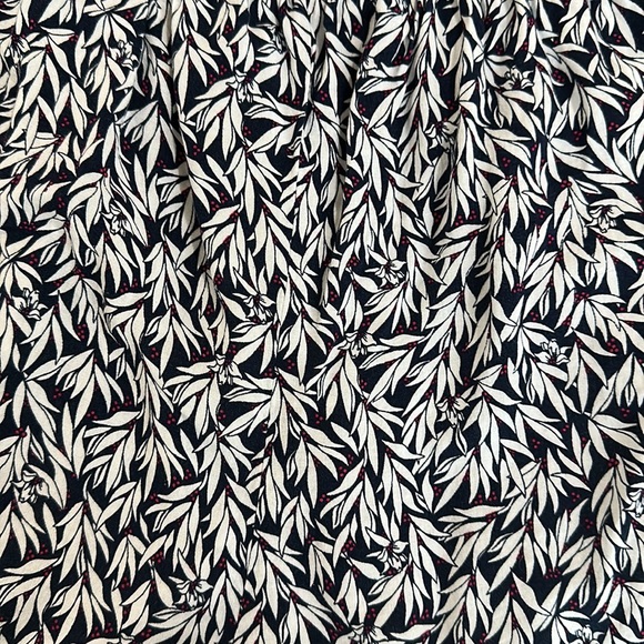 Lulu’s Navy floral mini romper - Picture 4 of 7